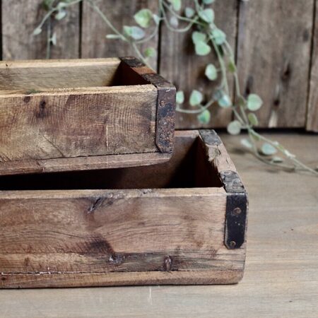 Chic Antique • Holzkasten schmal Eisenbeschläge