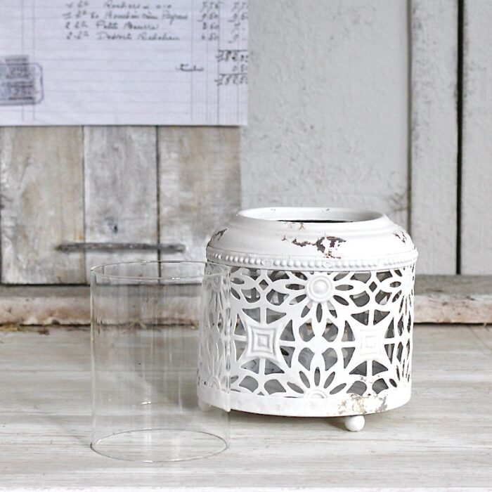 Windlicht Verzierungen Eisen in Antik Cream rund mit Kugelfüße im Shabby Chic