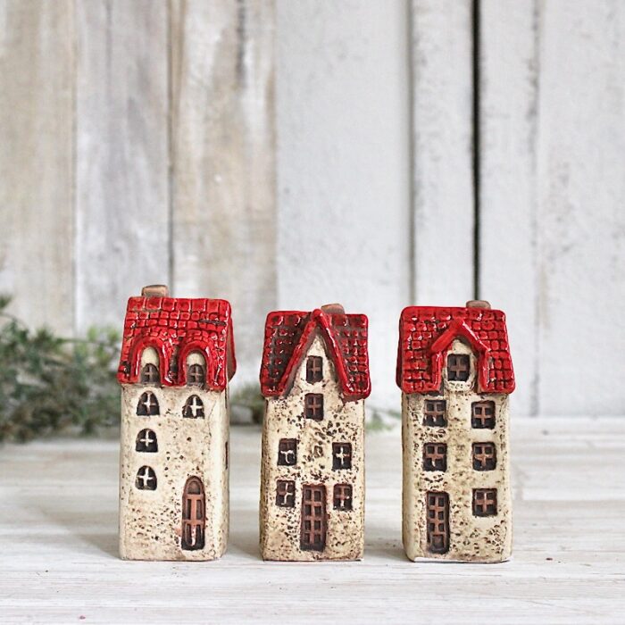 Deko Häuser mit rotem Dach aus Keramik schöne Herbst und Weihnachtsdekoration im 3er Set