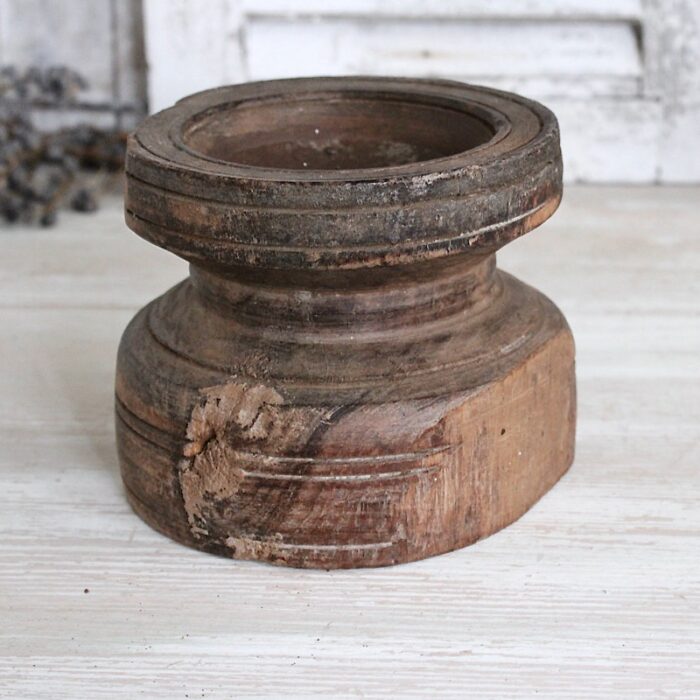 Holz-Kerzenhalter No6 rund aus recyceltem Holz in Braun